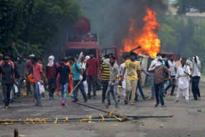 Protestos contra condenação de líder espiritual deixam 22 mortos na Índia