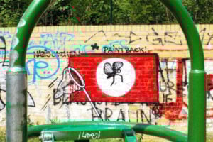 Grupo transforma suásticas em arte em Berlim