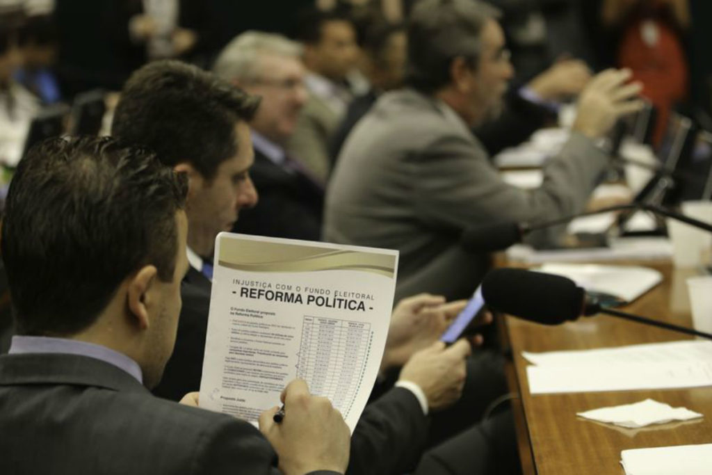 Comissão aprova “distritão” e fundo bilionário para campanhas