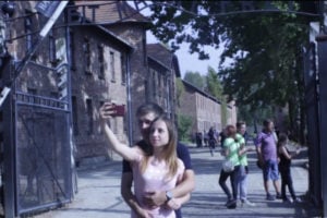 Selfies em Auschwitz, Charlottesville e o avanço da banalidade do mal
