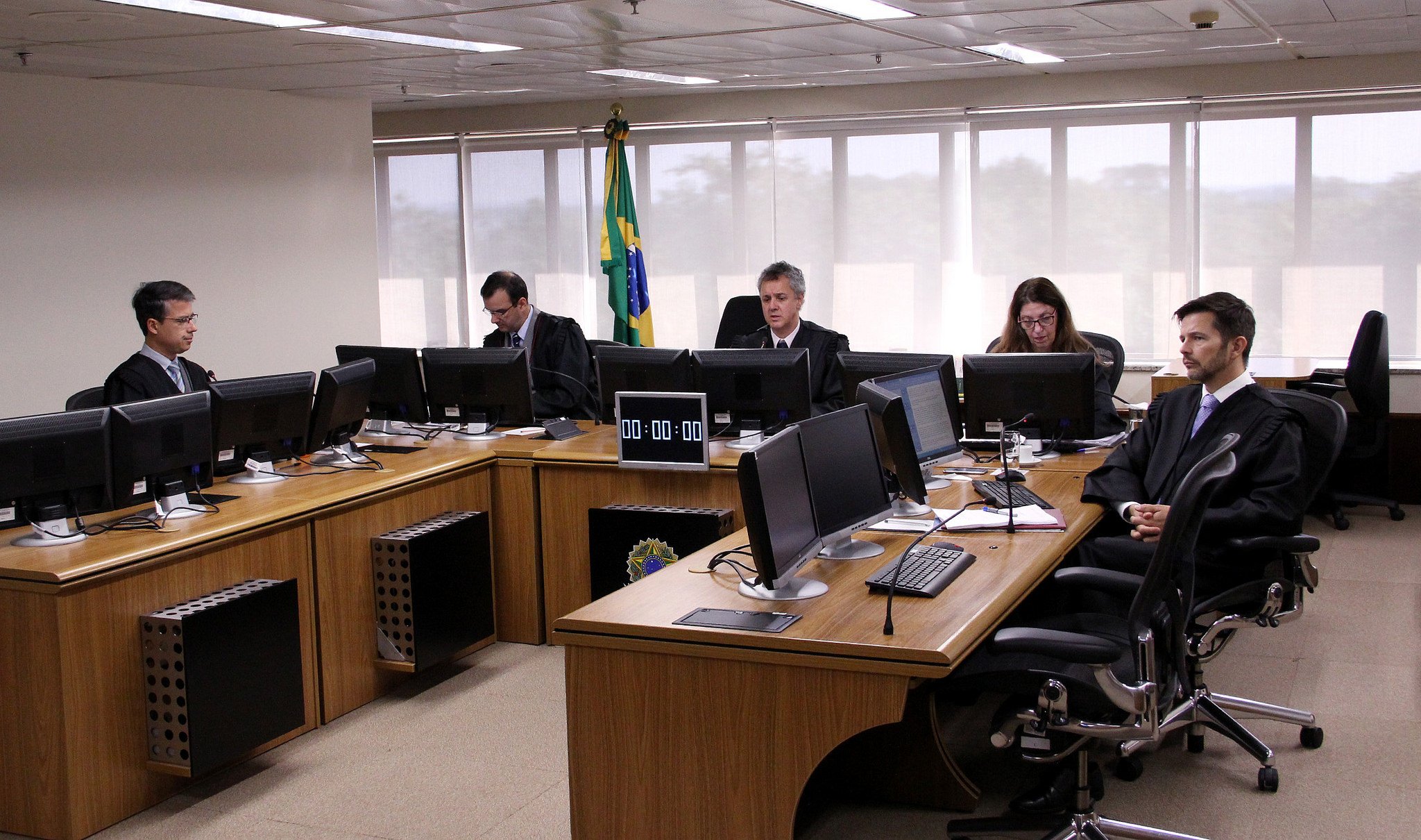 Ministros do TRF4 revisam as decisões de Moro 