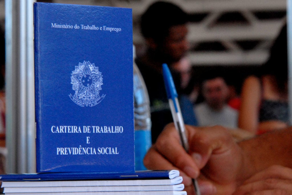 Emprego com carteira cresce pelo quinto mês seguido