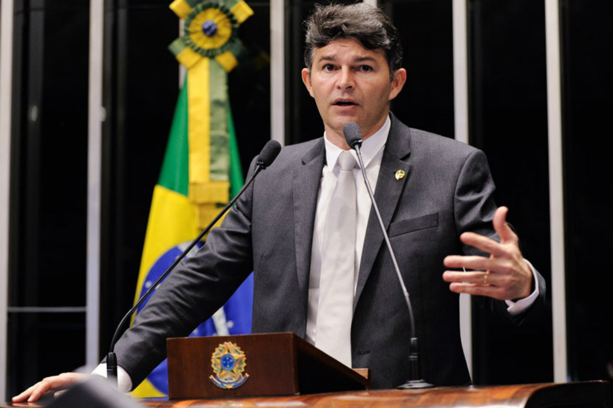 Deputado bolsonarista vai à PGR para proibir linguagem neutra em veículos do governo