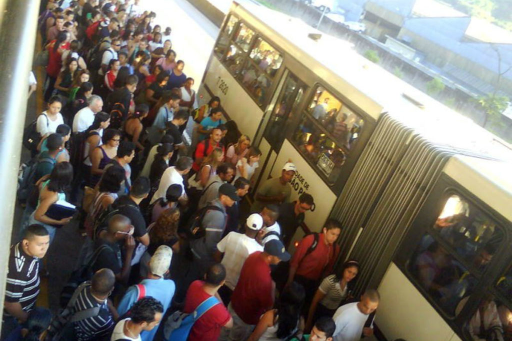 80% dos paulistanos deixariam o carro em casa se transporte coletivo fosse melhor