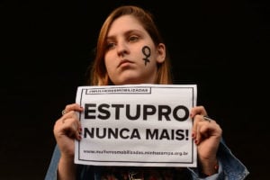 Uma mulher foi estuprada a cada dez minutos no Brasil em 2021, revela relatório