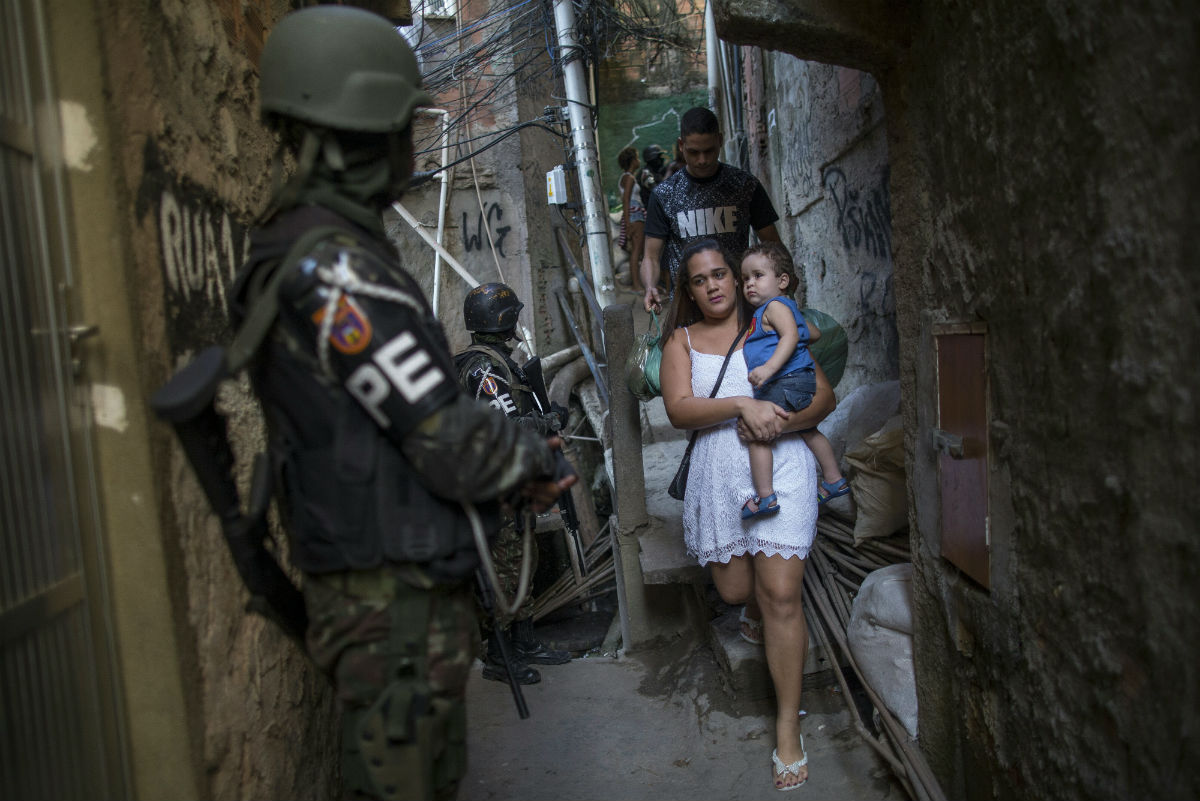Presença do Exército interrompeu rotina de tiroteios na Rocinha, um paliativo que ignora raízes do problema 