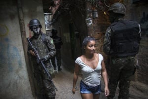 Militares usam máscaras de caveira durante operação na Rocinha