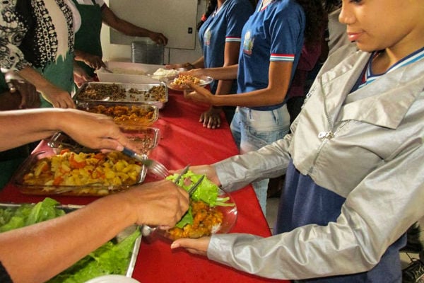A gente não quer só comida