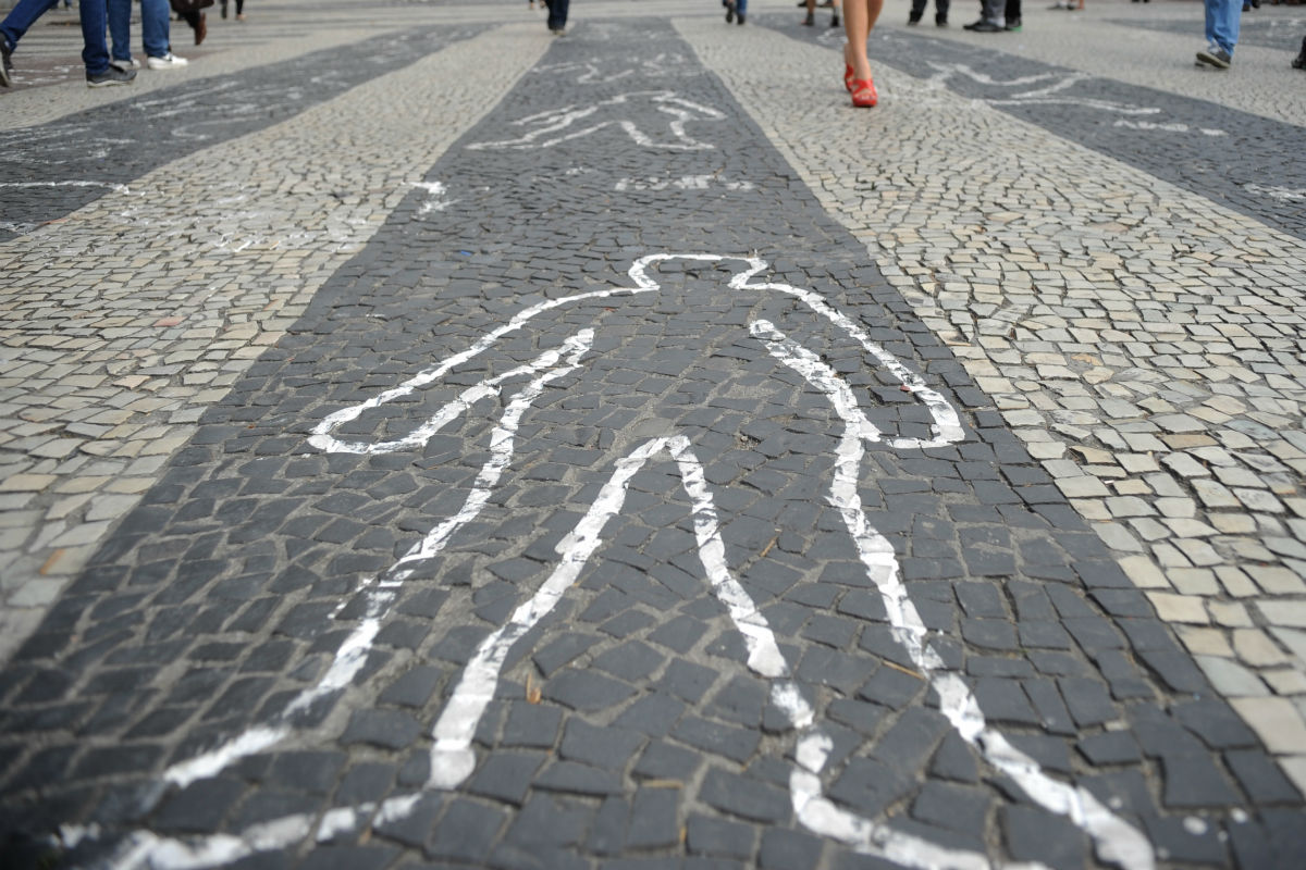 Silhuetas de corpos desenhadas no Rio de Janeiro alertam para assassinatos de jovens 