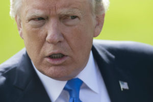 Prisão de ex-chefe de campanha aumenta a pressão contra Trump
