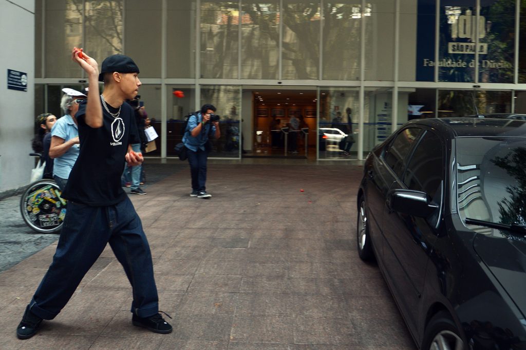 Grupo que jogou tomates em Gilmar Mendes é fã da Lava Jato e defende golpe militar