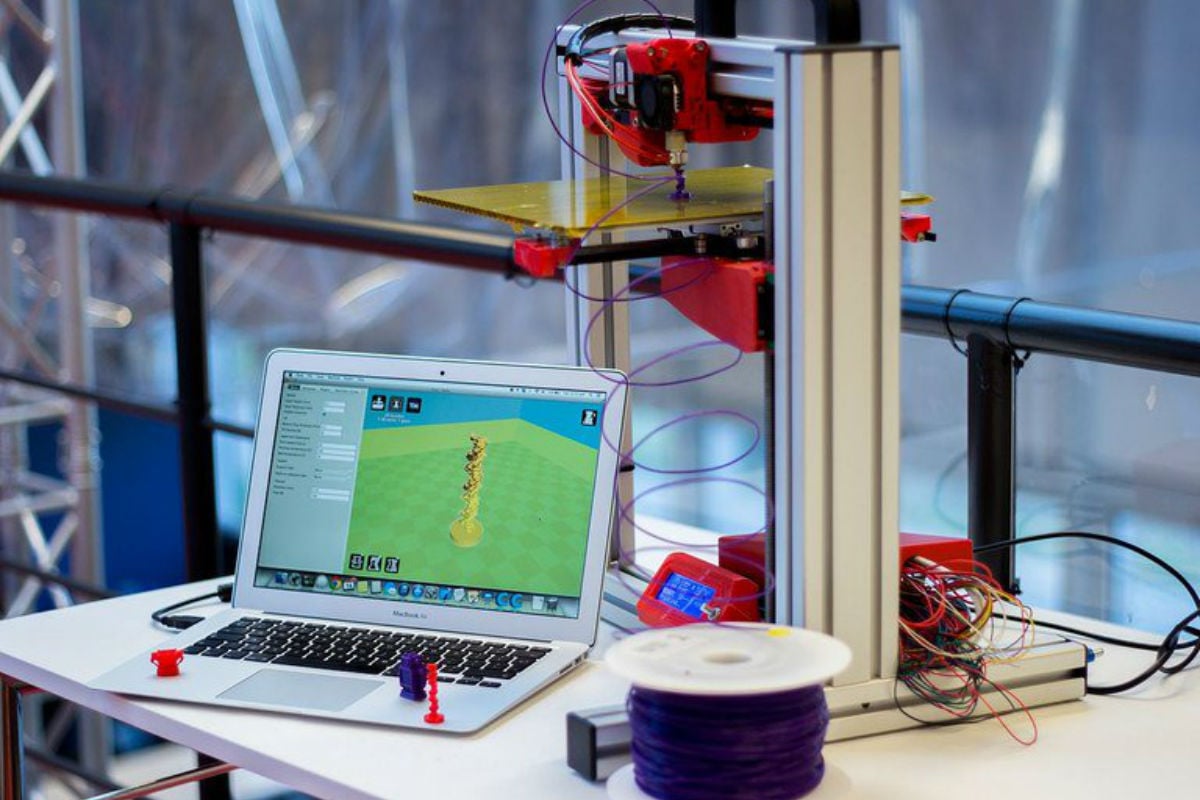 Uma das expressões da Quarta Revolução Industrial, a impressora 3D pode alterar radicalmente a oferta de bens e serviços 