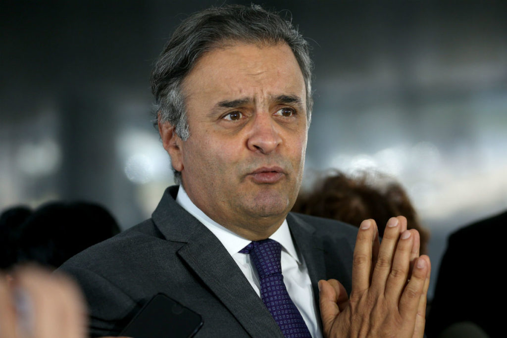 Para se salvar, Aécio torce por ação judicial pró-Cunha