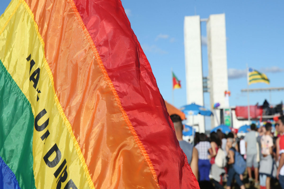 Em 2016, foi realizada a 19ª Parada do Orgulho LGBTS para sensibilizar o governo do Distrito Federal a regulamentar a lei que pune discriminação por razões de orientação sexual 