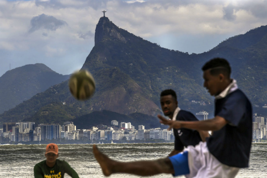 Atletas de rúgbi querem mudar favela em Niterói