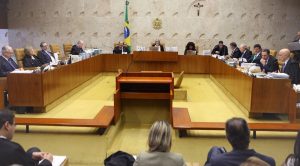 De togas, ternos e batinas: a presença religiosa na educação pública