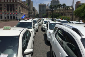 Para driblar taxas, taxistas se organizam e lançam aplicativo próprio