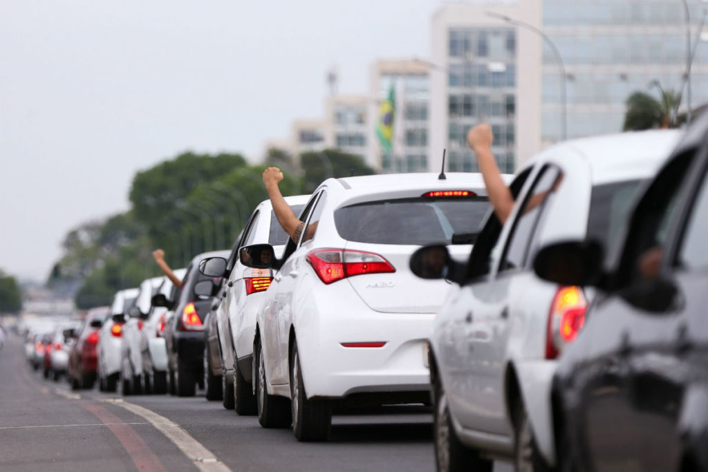 TST e Uber: teses sobre o vínculo negado à motorista de aplicativo