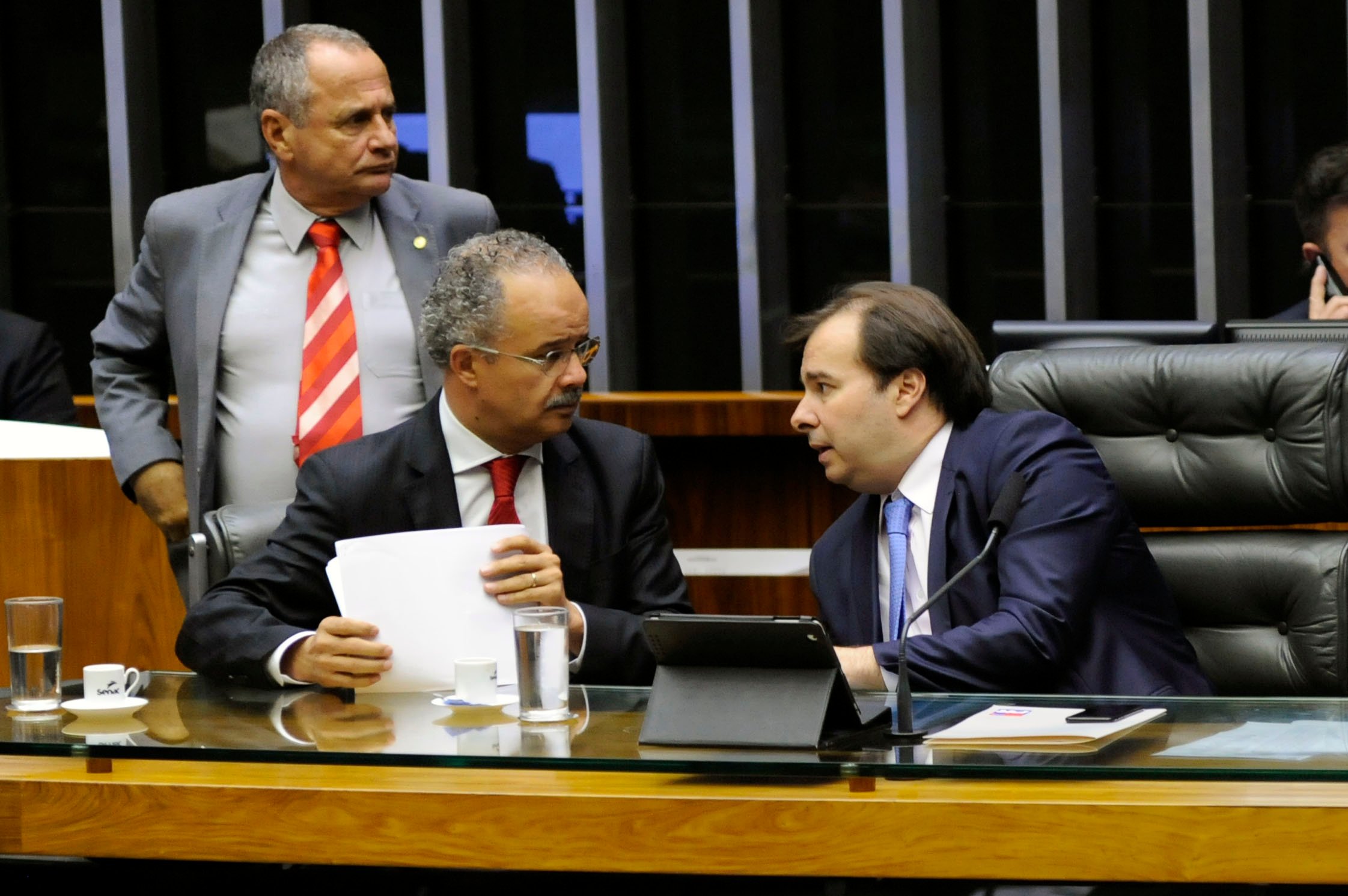 Vicente Cândido (PT-SP), relator do texto, e Rodrigo Maia (DEM-RJ), presidente da Câmara: dinheiro público para financiar as campanhas 