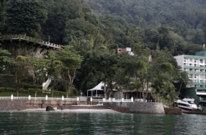 Em Angra, uma aula sobre praias privatizadas