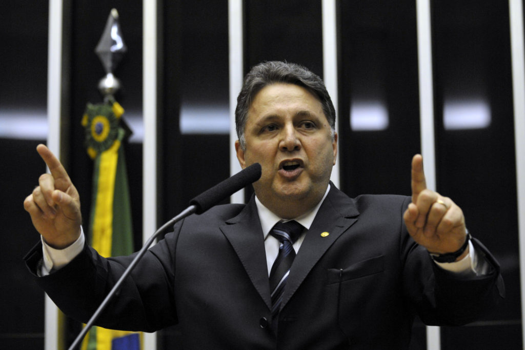 Delatados pela JBS, Anthony Garotinho e Rosinha são presos no Rio