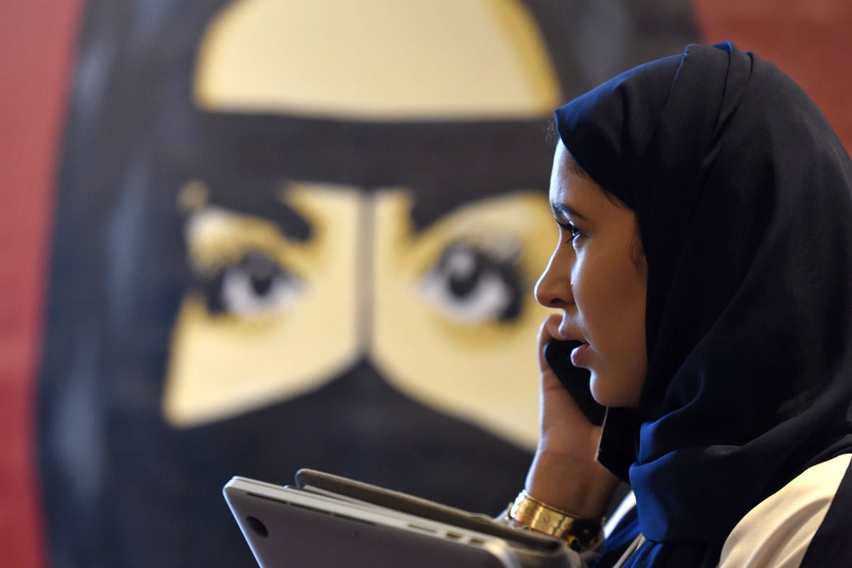 Mulher saudita durante fórum de tecnologia em 15 de novembro. O governo quer aumentar a participação feminina na economia  