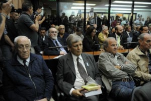 Argentina condena dezenas por