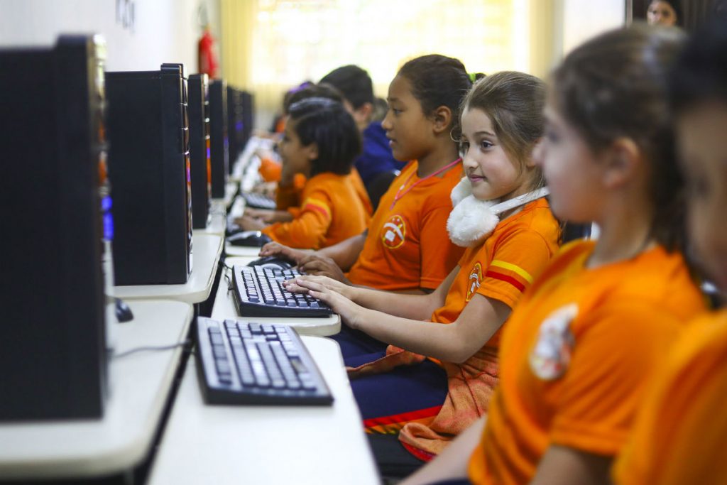 Por uma educação que desfaça as ilusões do ego