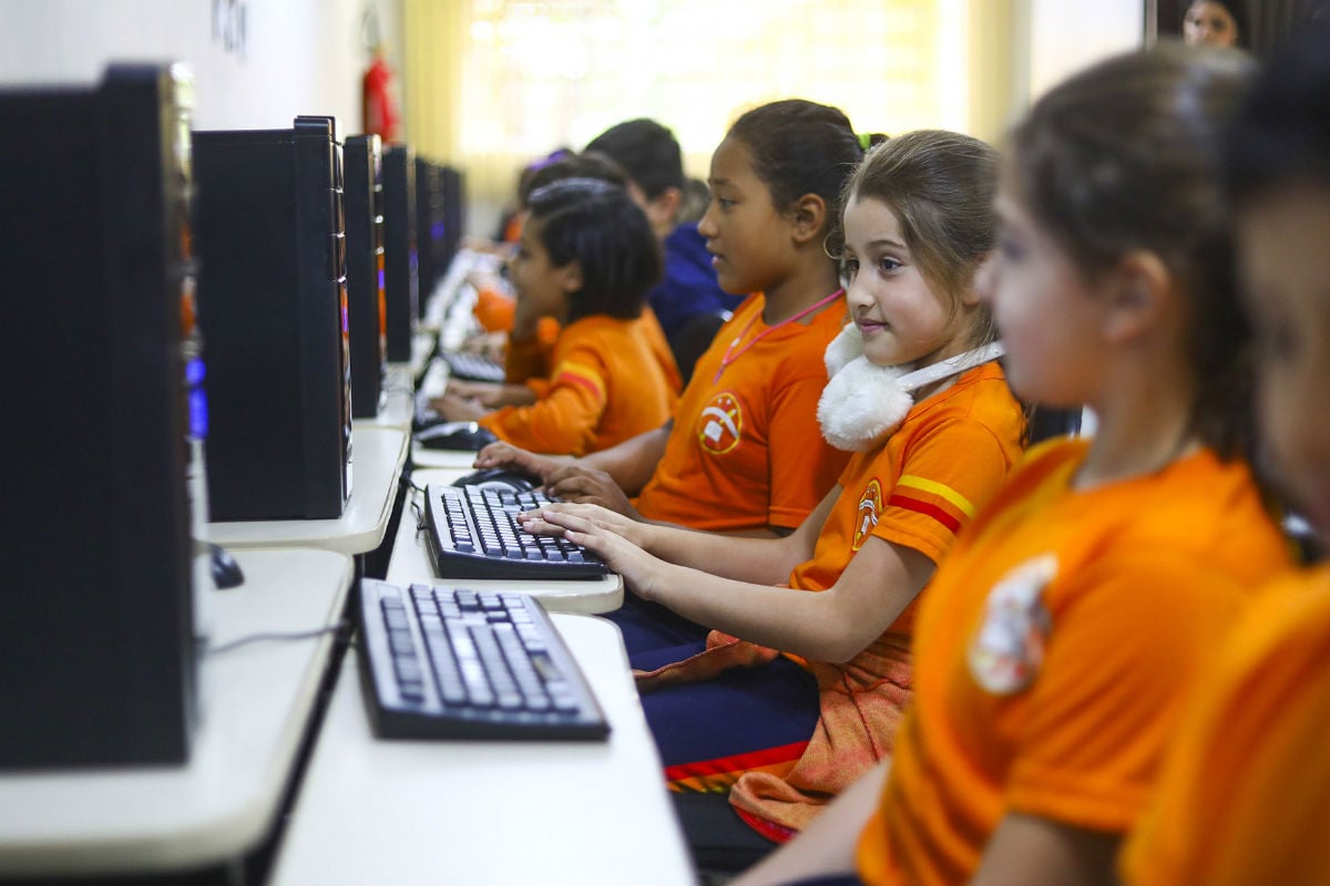 Por uma educação que desfaça as ilusões do ego