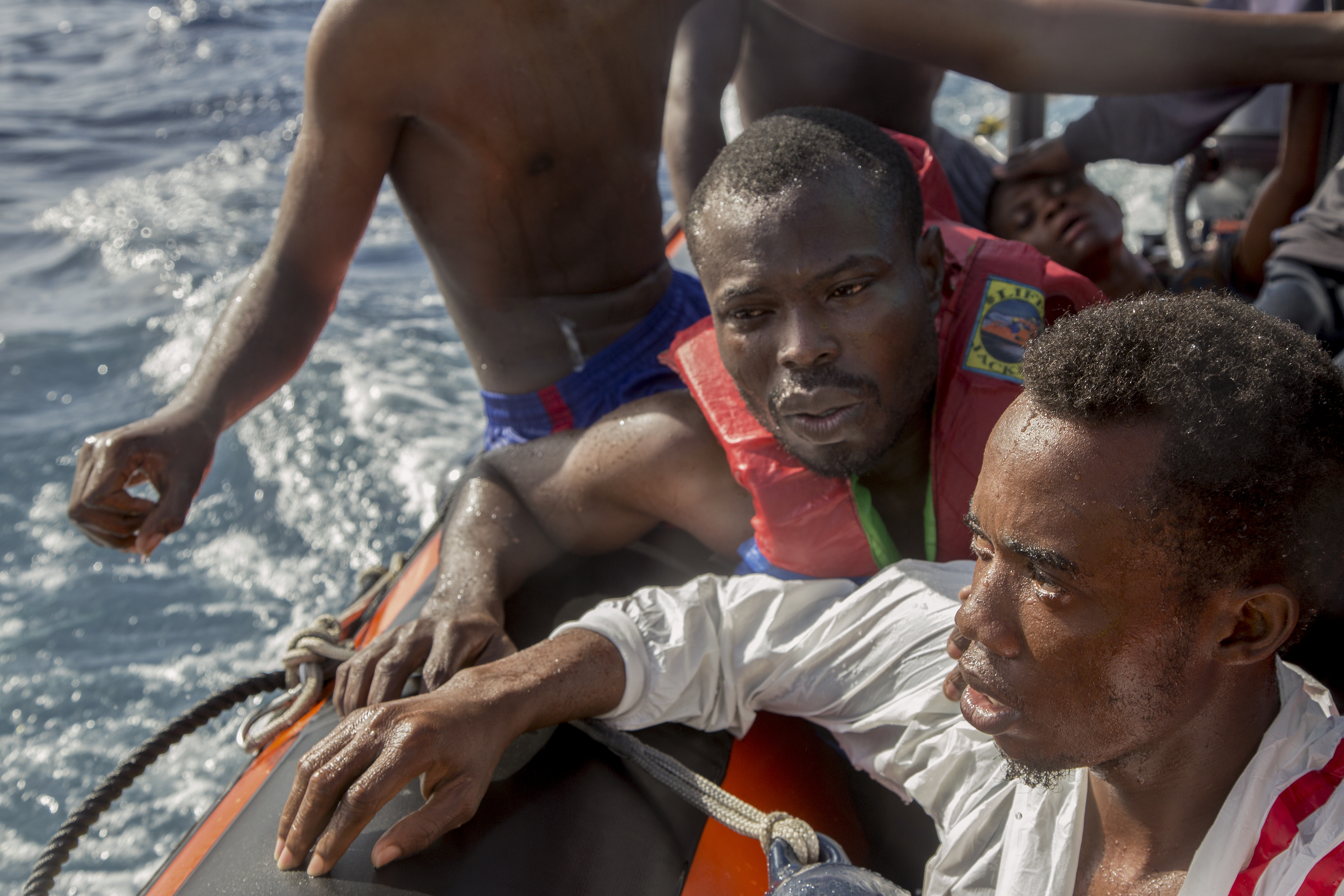 Imigrantes africanos salvos no Mediterrâneo em 6 de novembro pela ONG alemã Sea-Watch. O drama não acaba 