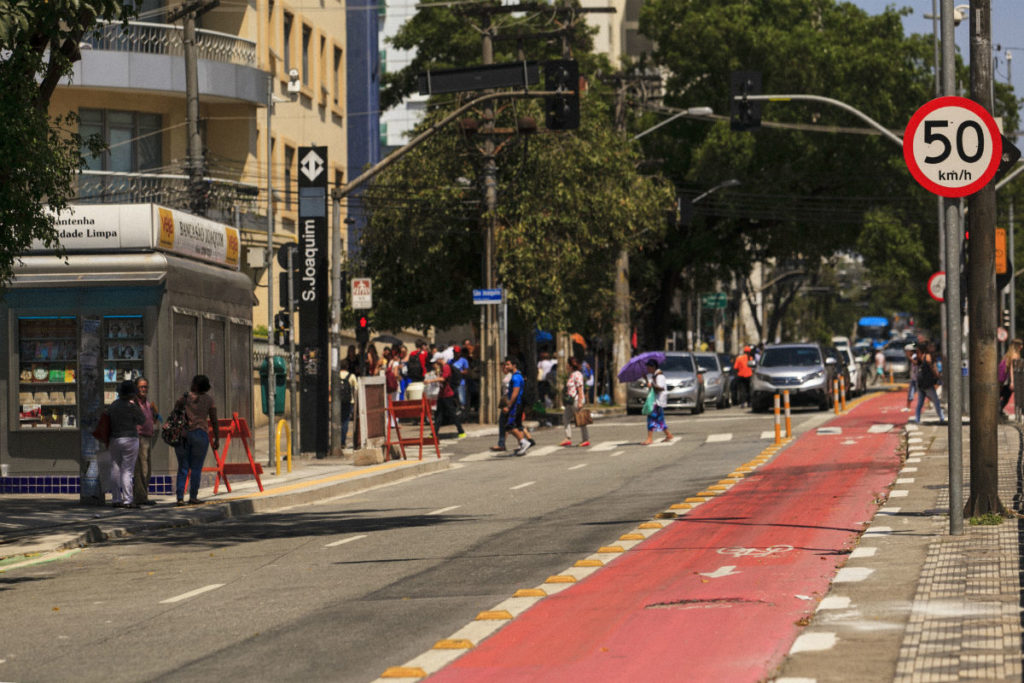 Multar ciclistas e pedestres é uma boa ideia?