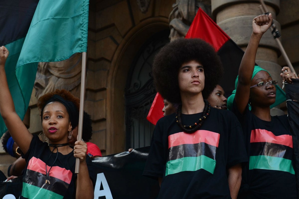Integrantes de movimentos sociais e de defesa dos direitos da comunidade negra protestam na 13ª Marcha da Consciência Negra, em 2016 