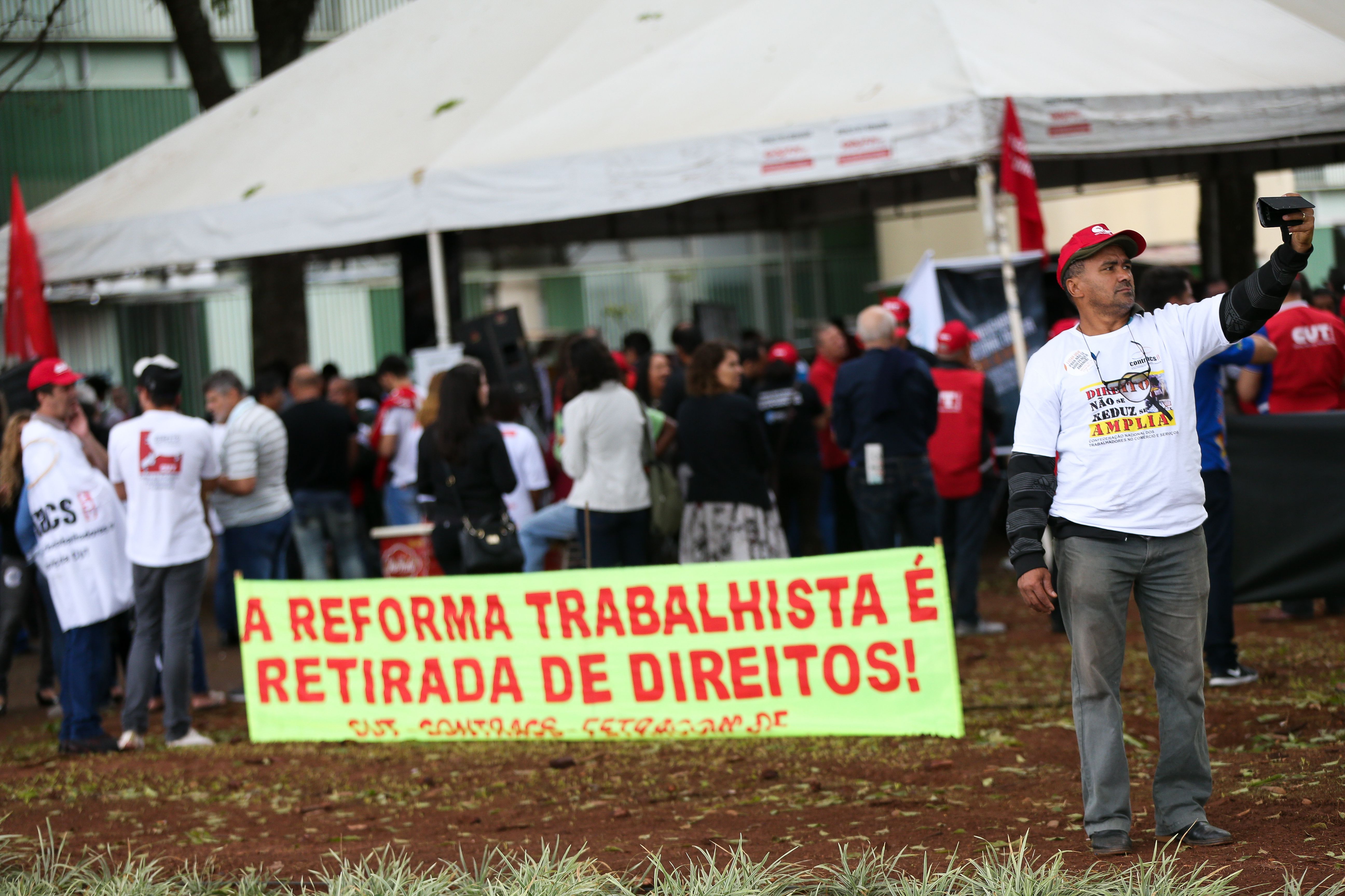 Centrais sindicais realizam manifestação contra a reforma trabalhista, na Esplanada dos Ministérios, em 10 de novembro 