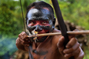 Tribo remota da Amazônia tenta transitar entre dois mundos