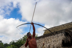 Os waiãpi afiam suas flechas contra invasores na Amazônia