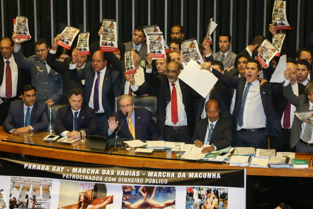 Bancada da Bíblia? Nada disso. Melhor chamá-la de Bancada de Babel