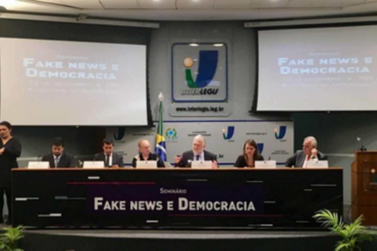 A quem cabe definir se uma notícia é fake ou não?