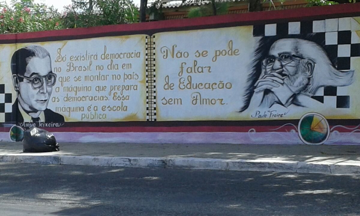 Imagem de Paulo Freire em muro de escola em Salvador 
