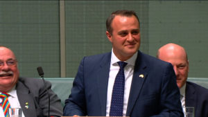 Deputado australiano pede a mão do noivo em casamento no parlamento