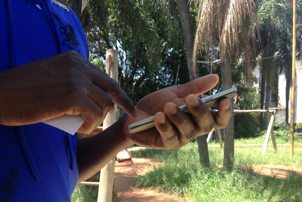 Wi-fi livre ajuda imigrantes a matar a saudade da terra natal