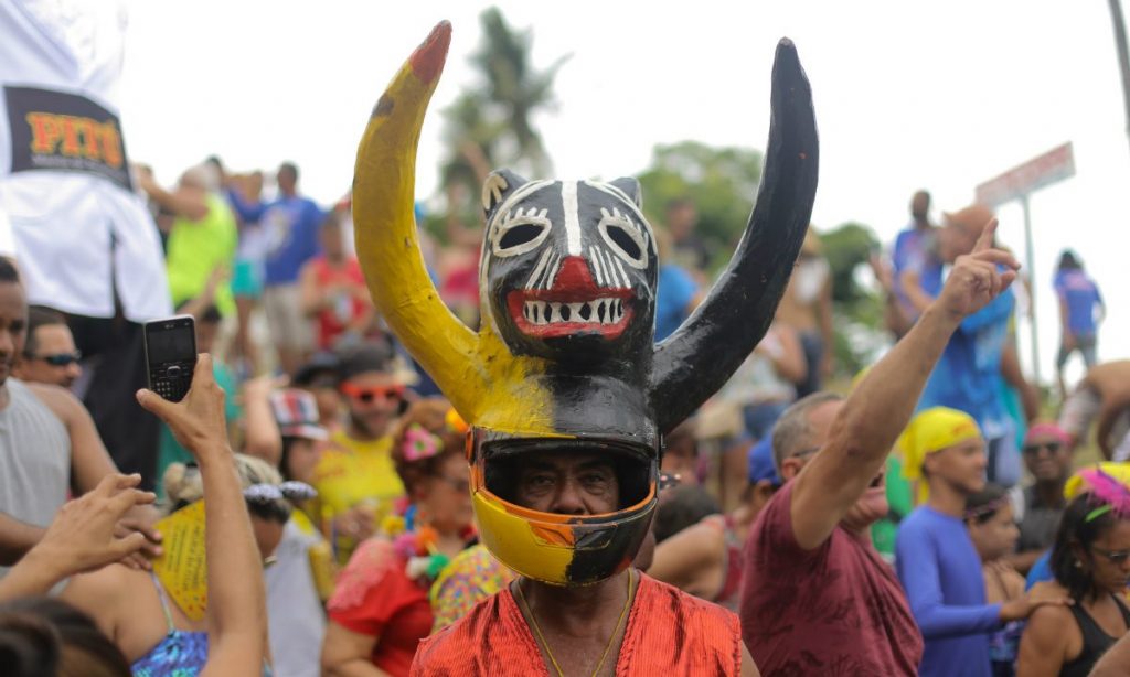 Carnaval de Salvador e Recife cultua o visitante e esquece as raízes