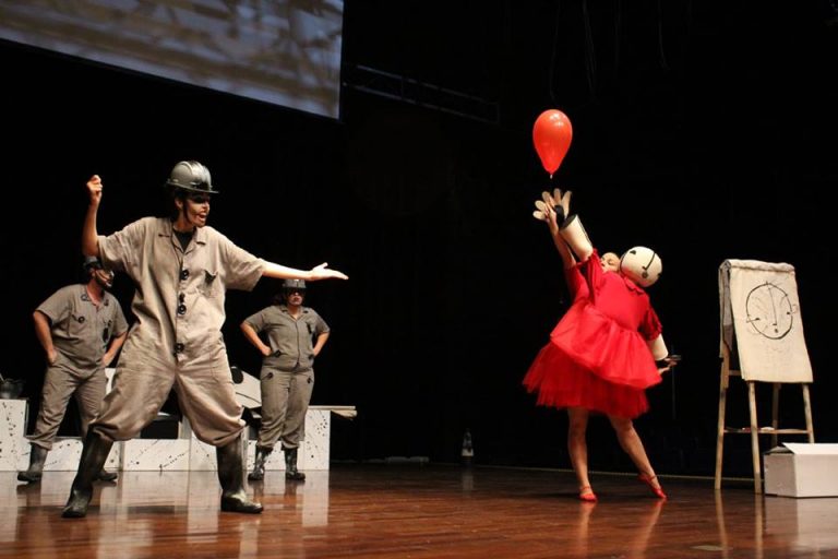 A-Menina-da-Cabeça-de-Bola-1.jpg