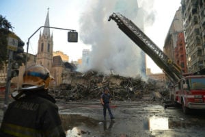 Após incêndio, prédio ocupado no centro de São Paulo desaba