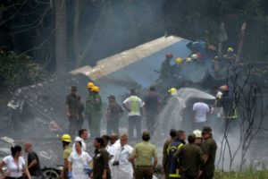 Avião cai em Cuba com 113 pessoa a bordo; há três sobreviventes