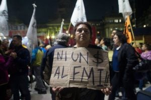 Com governo Macri, argentinos voltam a viver fantasma de 2001