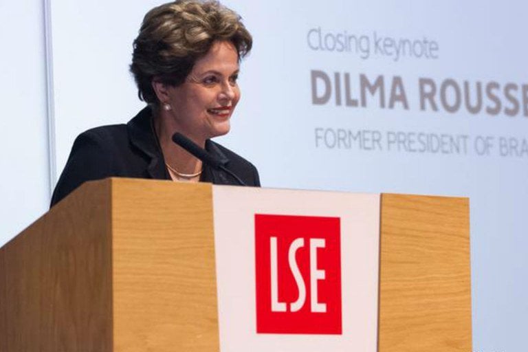 “Infelizmente assinei a lei da delação premiada”, diz Dilma