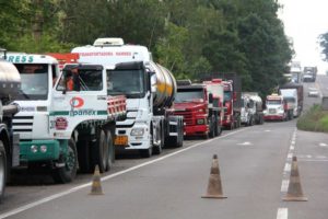 Caminhoneiros voltam a bloquear estradas mesmo após corte nos combustíveis