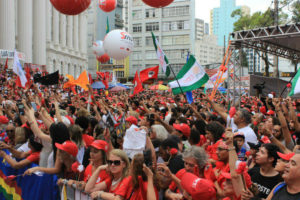 Ato político por Lula reúne milhares em Curitiba no 1º de Maio
