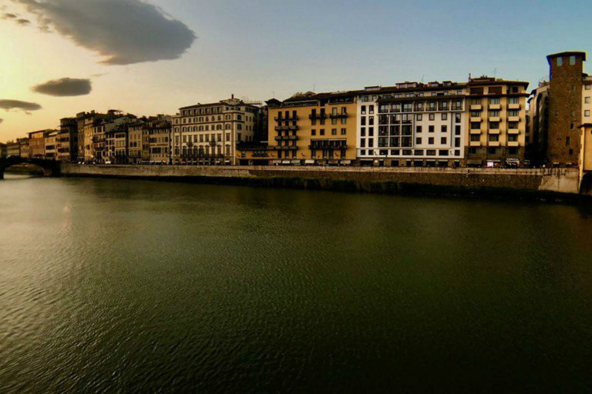O Rio Arno, que corta Florença 