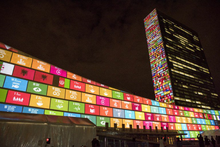 Fachada do prédio da ONU em 2015 com projeção sobre os Objetivos do Desenvolvimento Sustentável 
